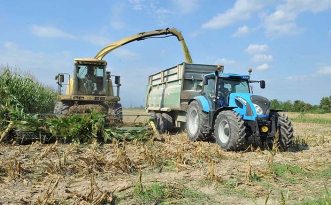 Трактор Landini приймає вантаж від комбайна