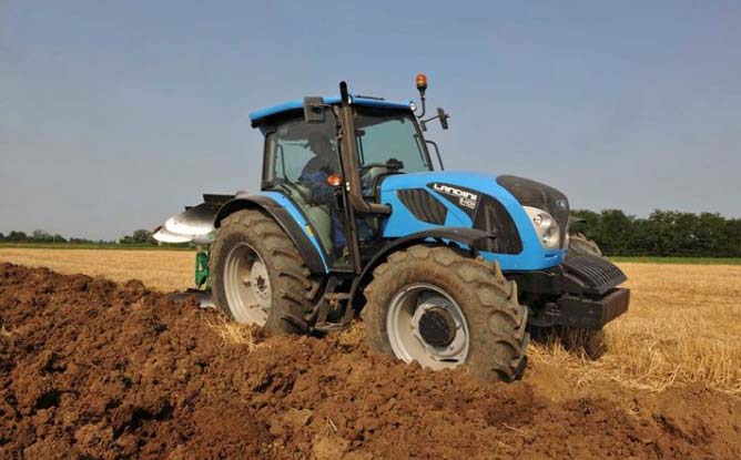 Трактор Landini працює в полі на виорці