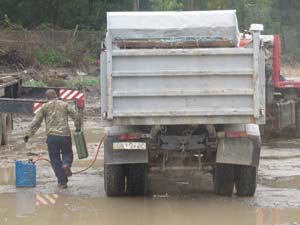 Кореспондент GPSavto знімав установку gps трекерів та випадково зафіксував зливання дизельного палива з бака