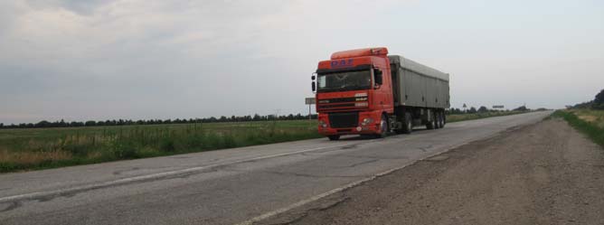 Зерновоз завантажений зерном доставляє його в порт