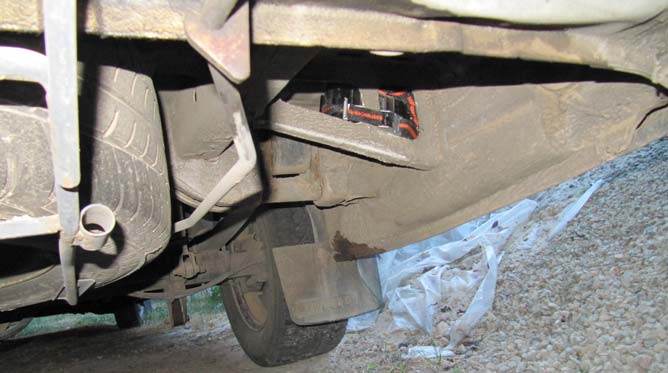 Показаний приклад як можна закріпити автономний трекер з великою батареєю