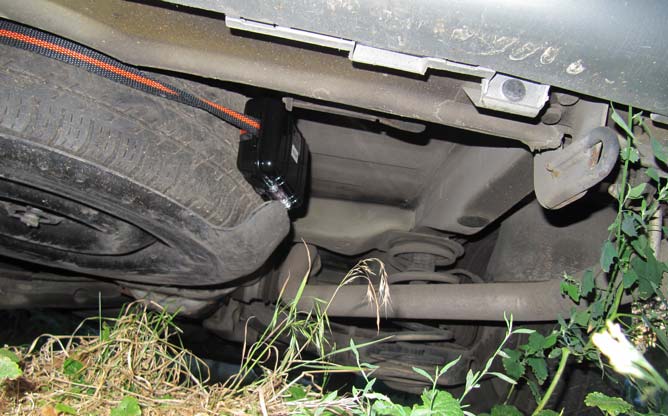 Показано один з можливих варіантів кріплення автономного трекера GPSavto