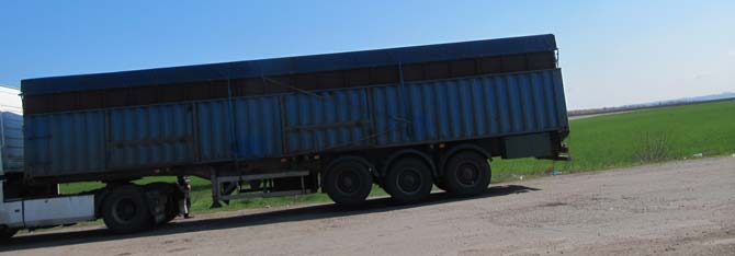 Водій зупинився на схилі, щоб злити каністру солярки