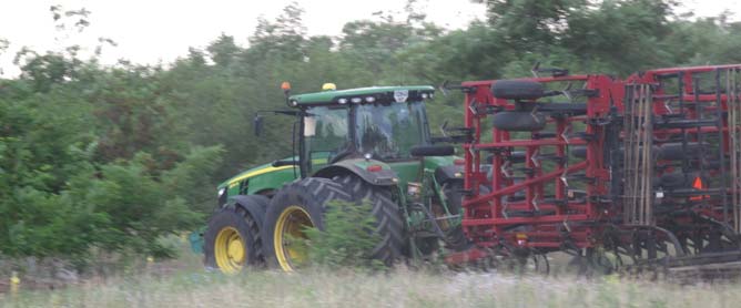 John Deere avec un cultivateur