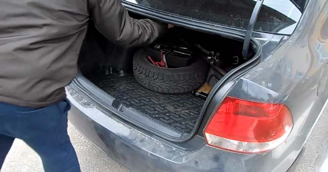 Installation d'un traqueur sur aimant dans le coffre