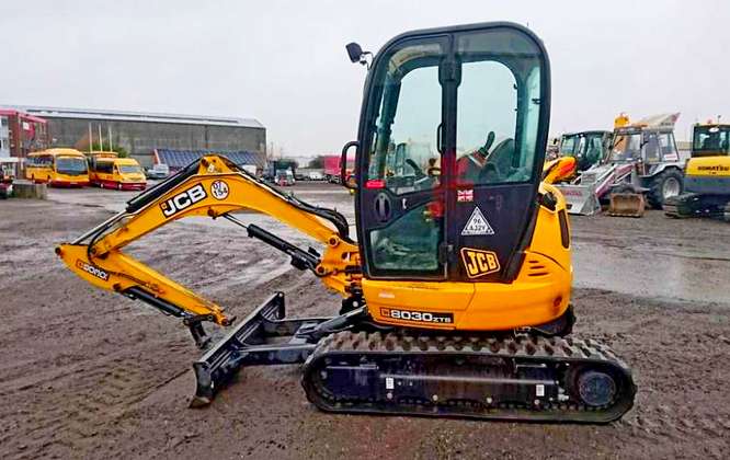 Contrôle précis de la location de la mini-excavatrice JCB 8030 ZTS avec suivi GPS