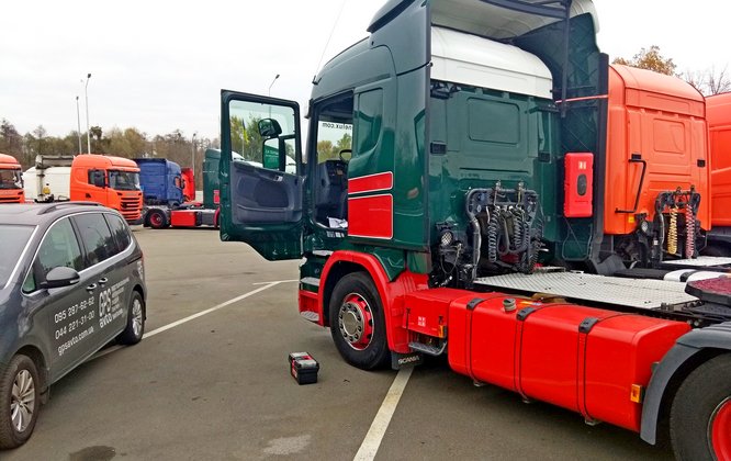 Installation du traceur GPS sur le tracteur Scania G410
