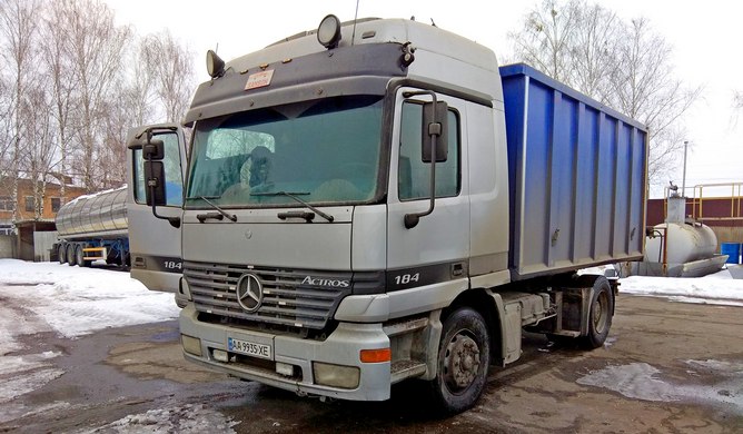 Le système de surveillance peut envoyer des messages sur les événements concernant le camion à grains Mercedes Actros 184