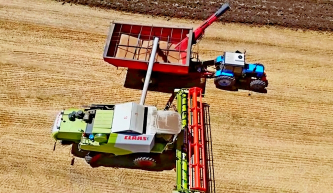Réduction du temps de récolte avec la moissonneuse Claas 580 Tucano grâce à l'utilisation d'un silo de stockage intermédiaire
