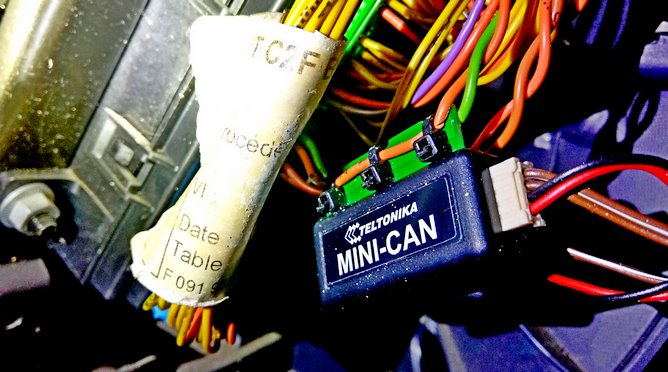 Avec le tracker GPS, les données du bus CAN sont transmises au système de surveillance pour traitement et analyse