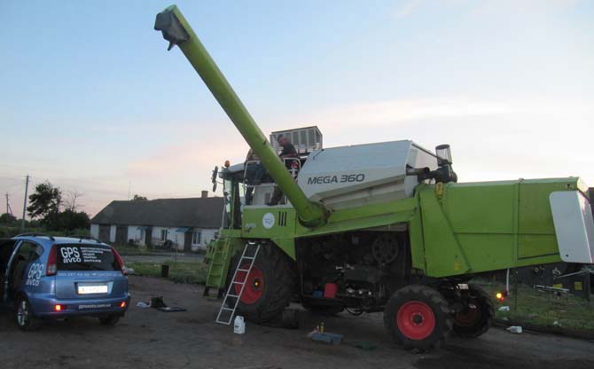 Установка прибору відстеження комбайна GPSavto в автопарку