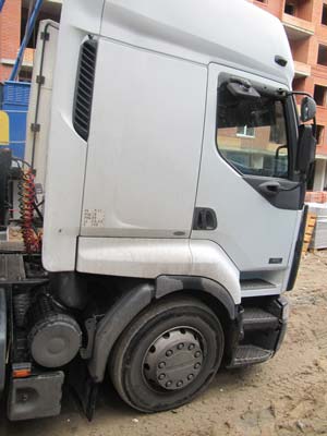 Установка GPS трекера в Renault Premium прямо на будівництві під час вивантаження цегли, щоб не порушувати графік роботи автомобіля